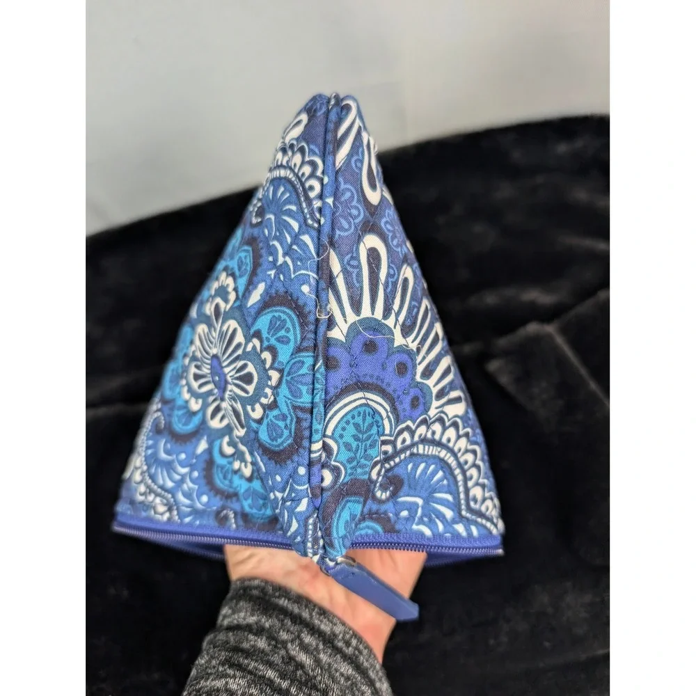 Vera Bradley Pouch Blue Quilted Floral Medallion Zip Bag‎